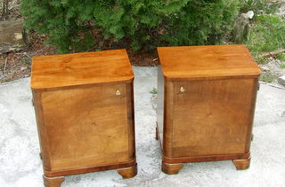 Stylish pair of Art Deco walnut bedsides cabinets. Click here for more details.
